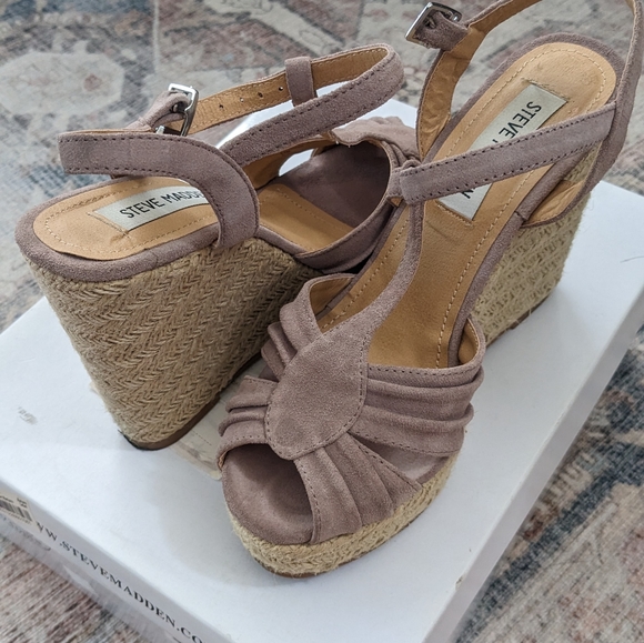 Steve Madden Mammbow Blush Suede Wedges - Picture 2 of 3